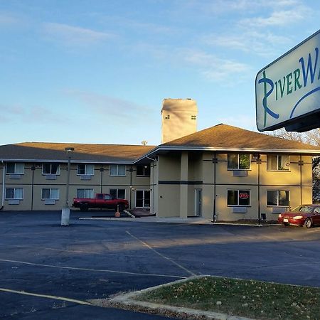 Riverwalk Inn & Suites Fort Atkinson Exterior foto