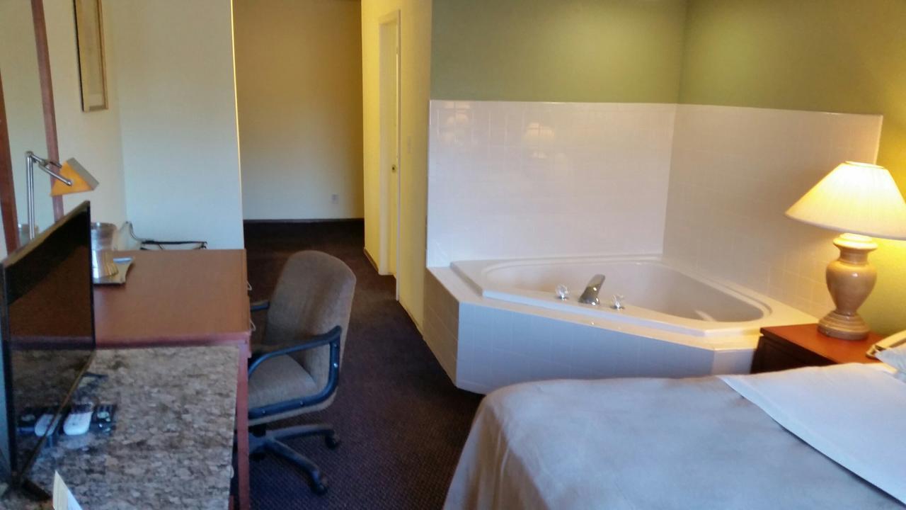 Riverwalk Inn & Suites Fort Atkinson Exterior foto