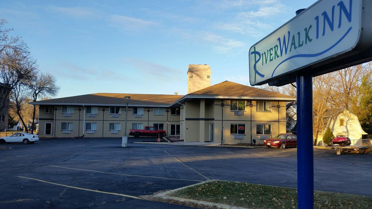Riverwalk Inn & Suites Fort Atkinson Exterior foto