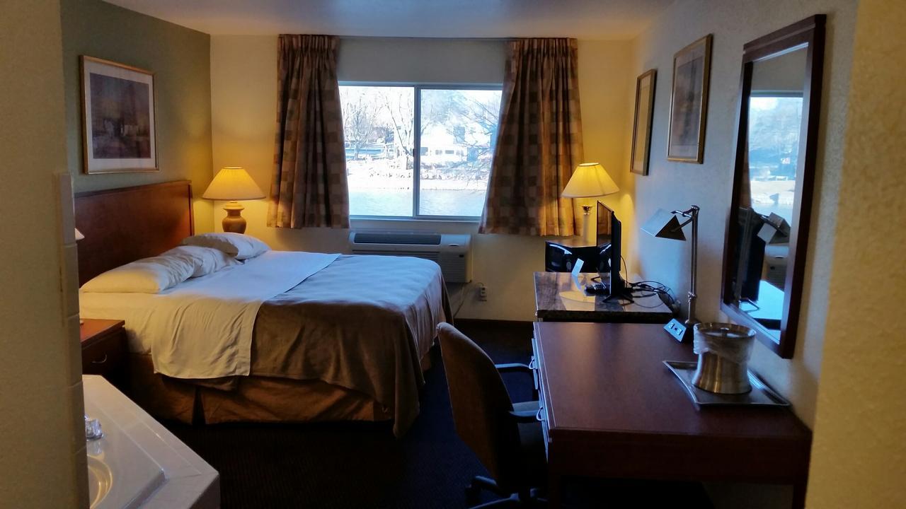 Riverwalk Inn & Suites Fort Atkinson Exterior foto