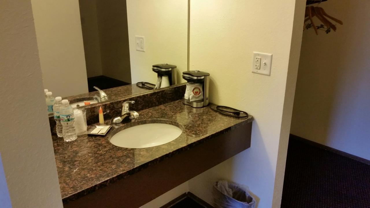 Riverwalk Inn & Suites Fort Atkinson Exterior foto