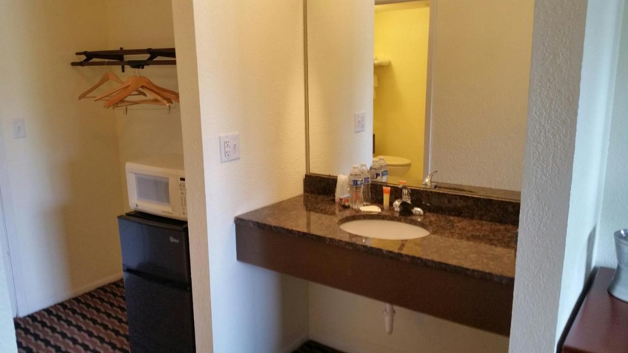 Riverwalk Inn & Suites Fort Atkinson Exterior foto