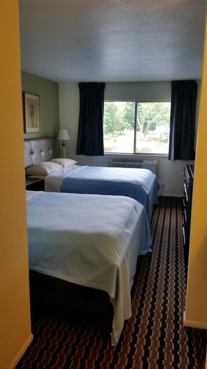Riverwalk Inn & Suites Fort Atkinson Exterior foto
