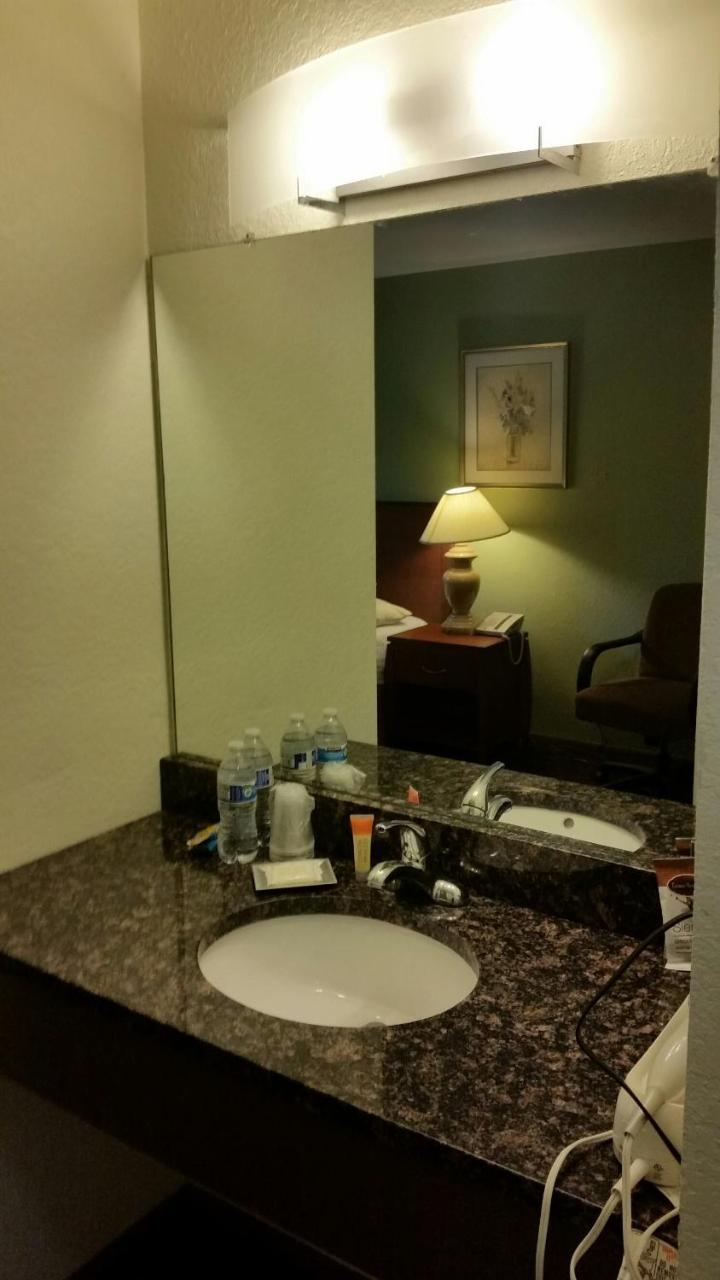 Riverwalk Inn & Suites Fort Atkinson Exterior foto
